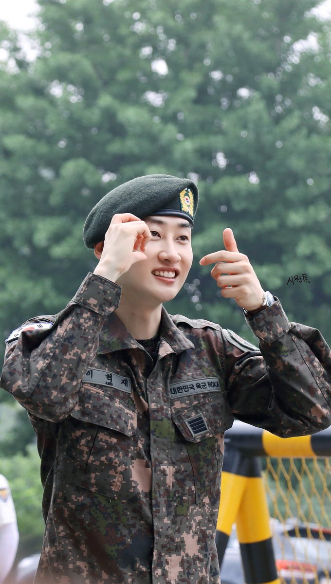 13elieveSG's tweet photo. [HD PIC] 170712 Eunhyuk's Military Discharge - Soldier Hyuk is so lovely, isn't it? >< [3P] (Cr:SsY-H) https://t.co/hOzHN9muqy