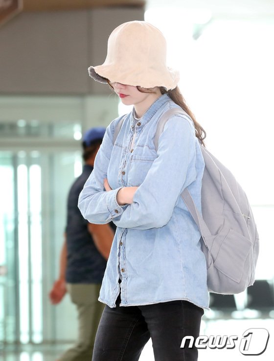 GHS_VN's tweet photo. Goo Hyesun at Gimpo Airport heading to Jeju for the '2017 Jeju Art Fair' https://t.co/G6DtgxZ3GV