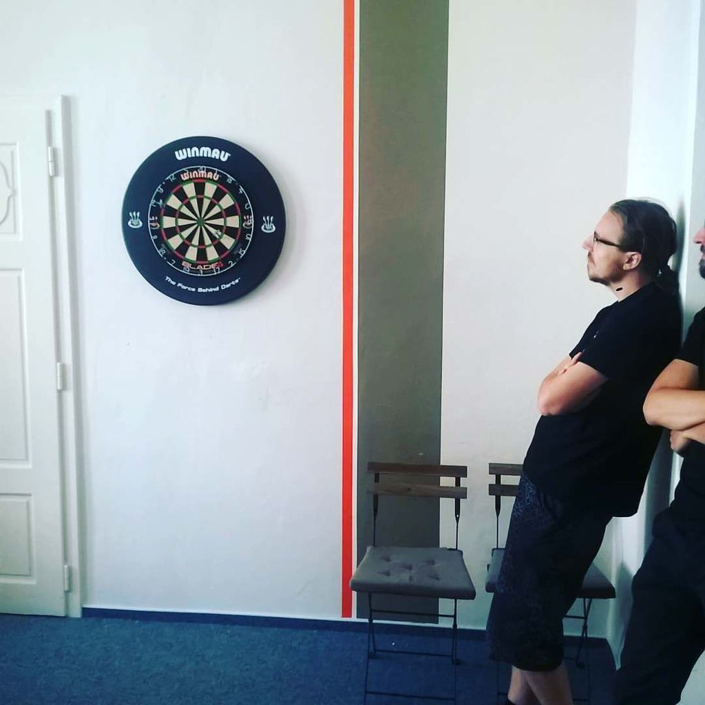 Lítý boj v šipkách započal. Mergado, Reglendo, Besteto. Kdo zvítězí? #café #brno #reglendo #mergado #besteto #nekavárna