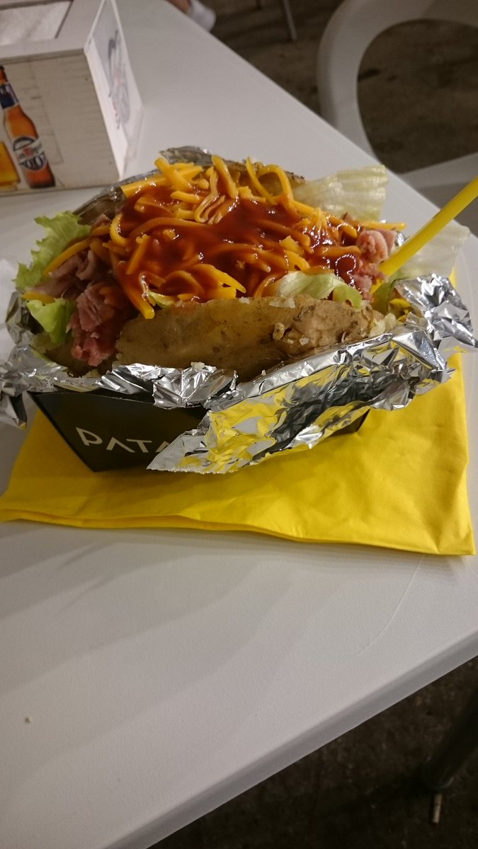 karmen86LC's tweet photo. Patatona asada en la #semananegra2017 #gijon #FelizJueves #dinnerdate #happy https://t.co/3oG9H1DLKx