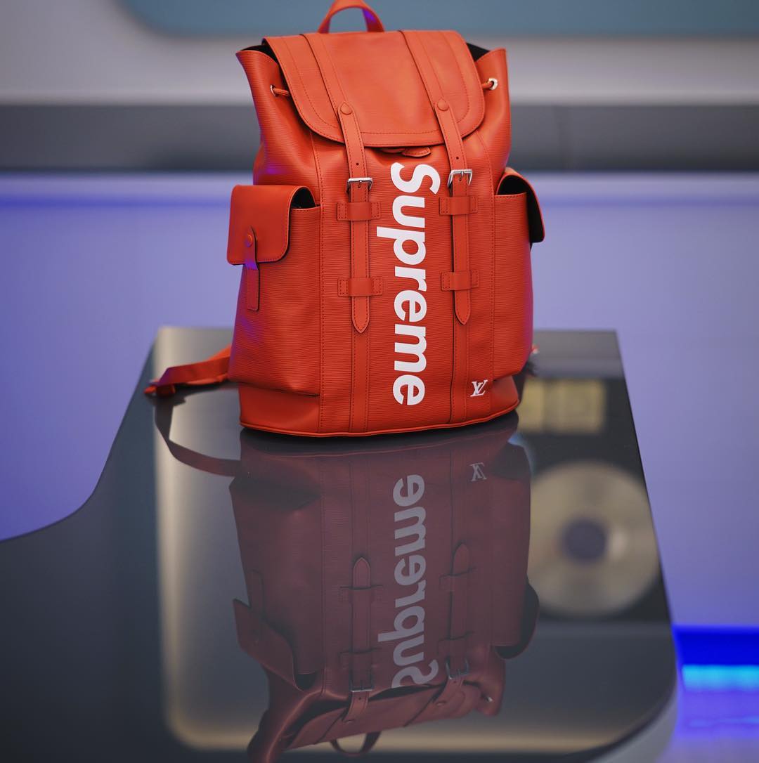 新包包终于到了！nice hahahah 我的飞哥拍摄水平还是值得夸奖的哈哈哈 么么哒 #supreme