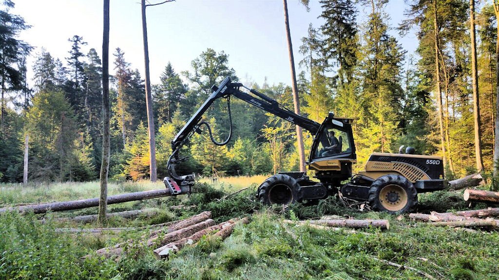 #Borkenkäfer Bekämpfung - Einsatz mit dem #Radharvester - #Ecolog550d  volktrans.ch/trenner/news-v…