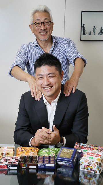 日経mj On Twitter 明日のmj 前代未聞 新聞広告で社長交代を発表したチロルチョコ 松尾利彦会長 64 と 仮免許 で後を継いだ息子の 裕二社長 31 2人に ロックすぎるトップ交代 のワケを聞きました Https T Co Bwcwmyziyv Twitter