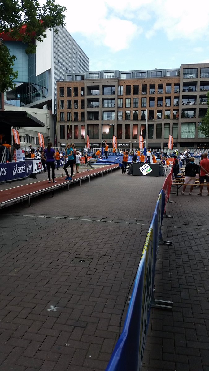 Sibrenvdb's tweet photo. Inspringen eerste wedstrijd polsstokhoogspringen #NK2017 #Atletiek #Utrecht #Vredenburg https://t.co/fiU1SusleW