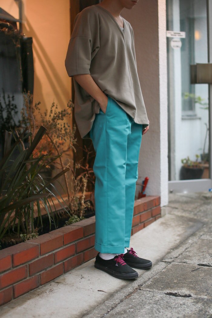 Lantiki No Twitter Centraaaaalkobe Neon Signより874 Chicano Fit Slim のご紹介 Dickiesの874をアレンジしたアイテム チカーノギャングスタのパンツの履き方から着想を得ています 大きいタックや色味が新鮮です 24 000 18 144 T Co K7whnsjcts