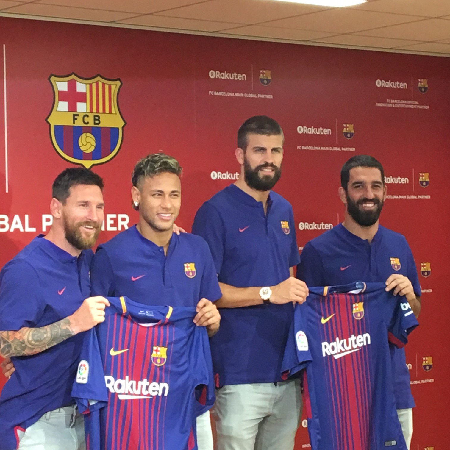 スポーツ報知 サッカー取材班 バルセロナ メッシ ネイマール バルセロナと４年間のグローバル スポンサー契約を結んだ 楽天は12日 都内で記者会見を行った 三木谷会長と共に メッシやネイマールらが登壇 Rakuten のロゴが入ったユニホームを手