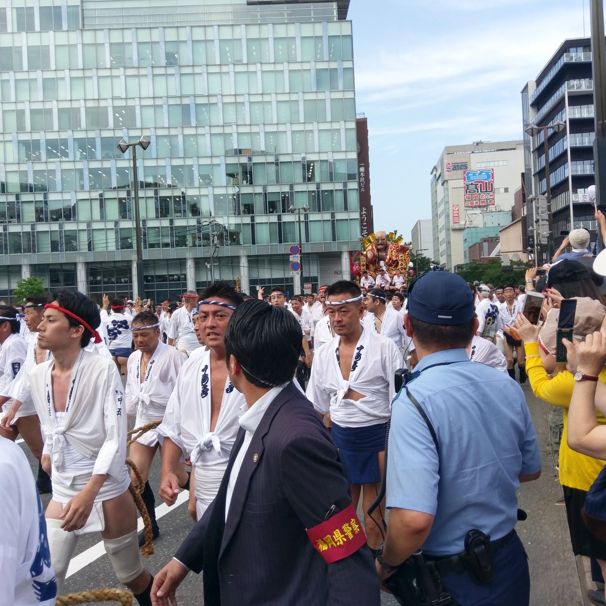 麻生副総理が博多祇園山笠で台上がりを務め Spの方々も黒スーツで水を浴びながら走る Togetter
