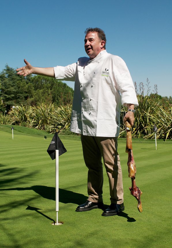 ¿Por qué <a href="/Berasategui/">Martín Berasategui</a> juega al golf con una pata de jamón? <a href="/GastroSER/">Gastronomía</a> cuenta la labor de #ChefsAndGolf: cadenaser.com/ser/2017/07/12…