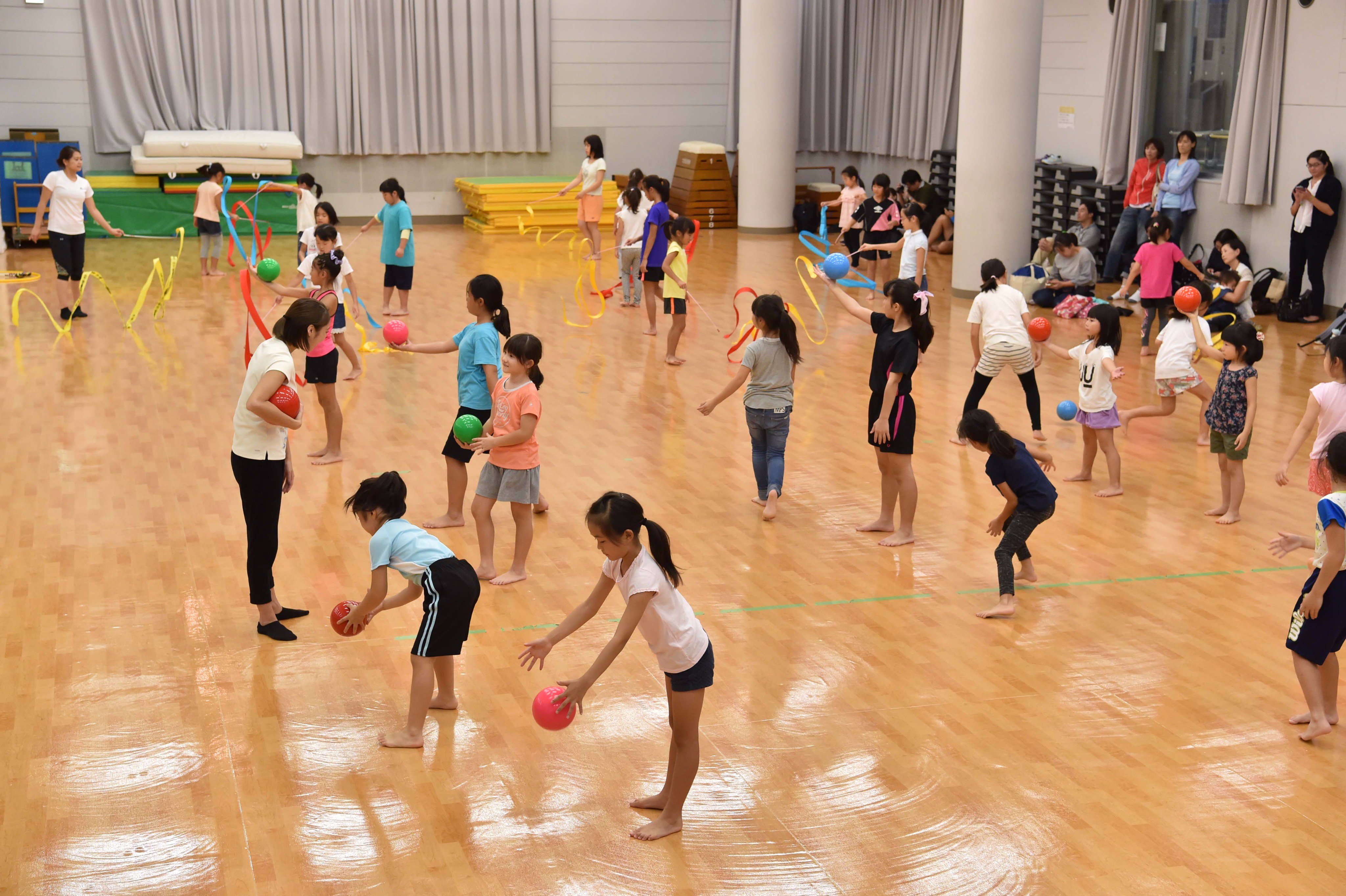 東京体育館スポーツドリーム17 こんにちは スポーツドリーム事務局です 今日紹介するのは女の子が憧れる 元フェアリージャパンの新体操体験 です 北京オリンピック経験者 稲垣早織さんを講師としてお招きします 元フェアリージャパンの新体操体験