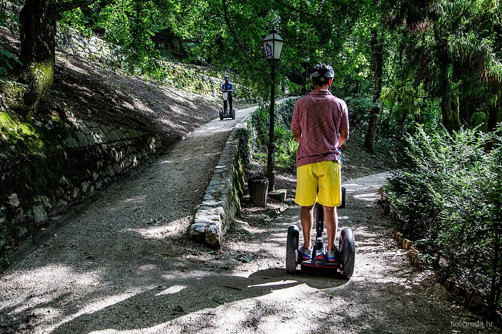 lice_grada's tweet image. "Volim prirodu, ali ne i hodanje" 😂😂 #DubravkinPut #Zagreb #LiceGrada #Priroda #Segway
