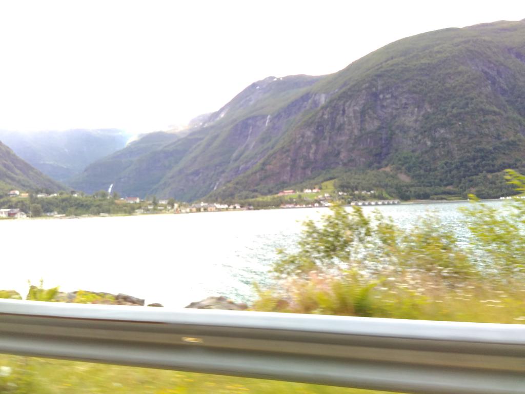 Na een goed ontbijt van chefkok Joost zijn we weer onderweg! Nu met meer herrie op het dak dan in de auto. #parkandparty #mobielfeestje