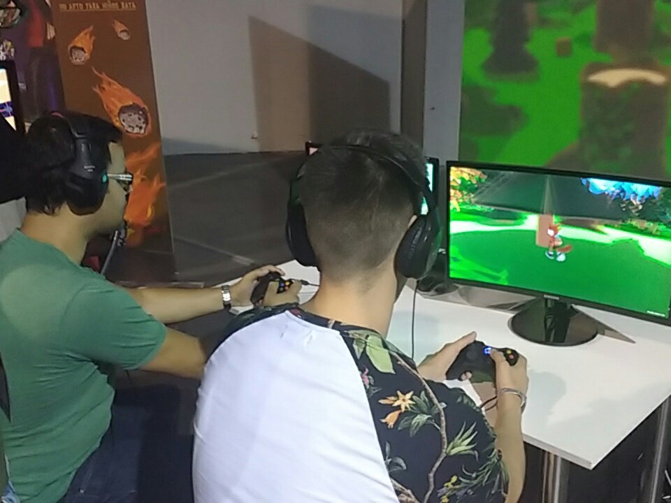 unknowngamesbcn's tweet photo. Testing Ailur &amp; Mavi #DreamhackValencia #indiegames #unity3d #indiedev https://t.co/aR0tcO56PI
