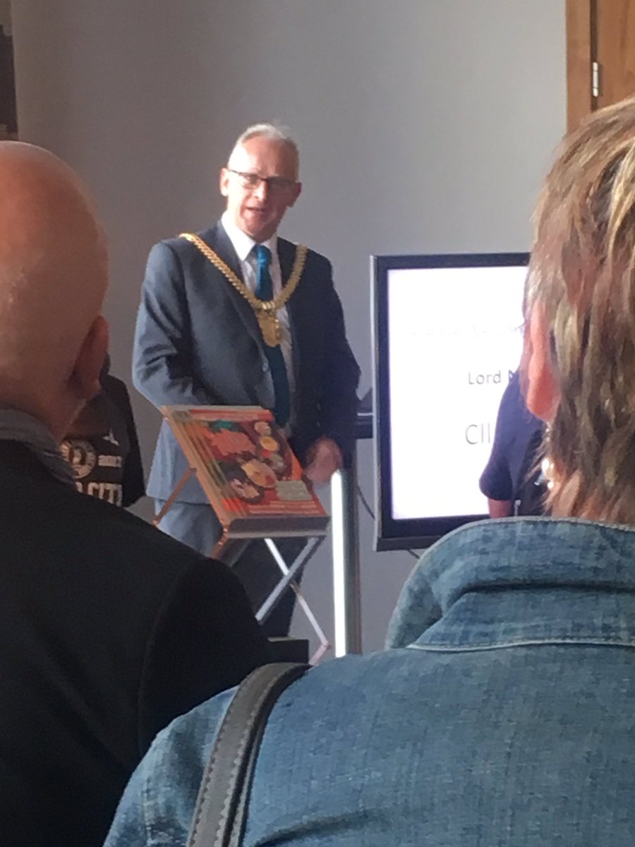 zootrecruit's tweet photo. The Lord Mayor in action #llbusiness17 #LLBusiness https://t.co/DeQ3fTTekf