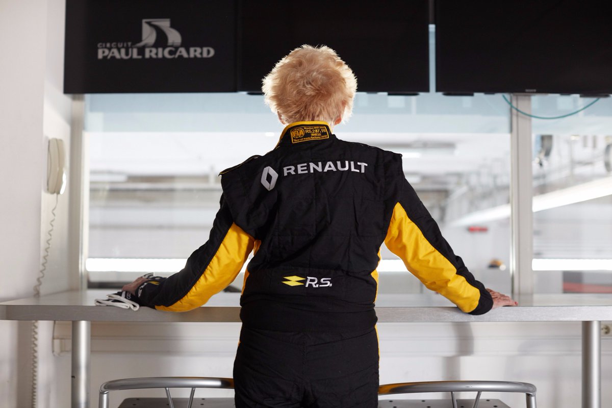 ► WATCH @Rosemary_Smith_ become the oldest person to drive an 800hp Renault Sport Formula 1 car youtube.com/watch?v=WHL7BK… #ageisbutanumber
