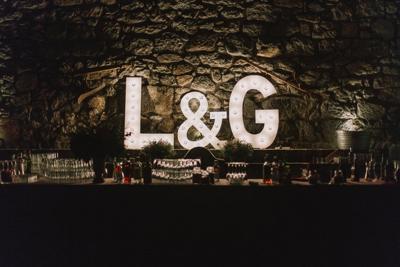 Guirnaldas de bombillas y letras de <a href="/Neoluz_es/">NEOLUZ</a> para iluminar la boda de L&amp;G