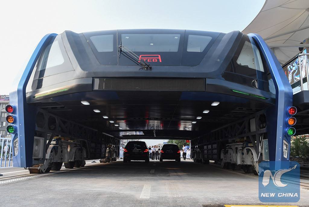 RedBearAtLarge's tweet image. Chinese build elevated bus to overcome traffic jams. Bus will drive over, rather than around cars. (Or is it all a hoax?)