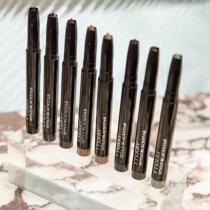 CRCComm's tweet photo. #Collectionsummer Le #styloblackstar de #Byterry waterproof 3 en 1 avec taille crayon intégré pour un #maquillage facile en un clin d’oeil https://t.co/y6SYZ0eNyL
