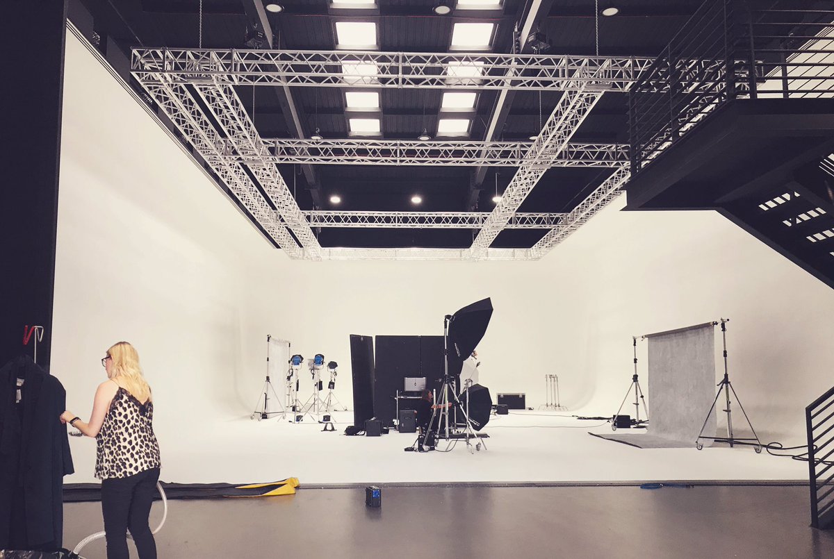 LaraJade_'s tweet image. Shooting at @AlvaStudios today with @Harrods magazine. Beautiful space!