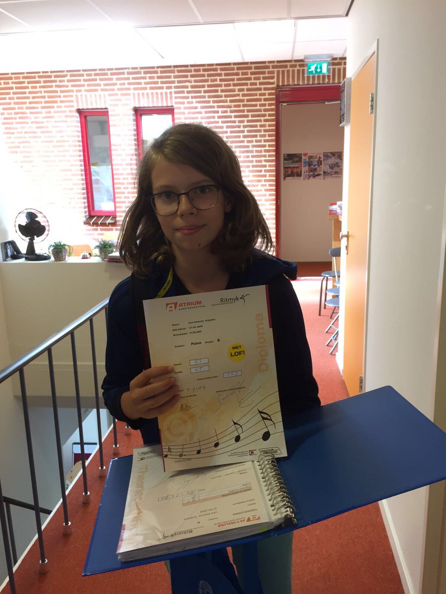 KCAtrium's tweet image. Lara kwam deze week langs voor een speciale sticker op haar diploma. Ze is MET LOF geslaagd voor haar B-examen piano. Gefeliciteerd! 👍👍👍👍👍👍👍