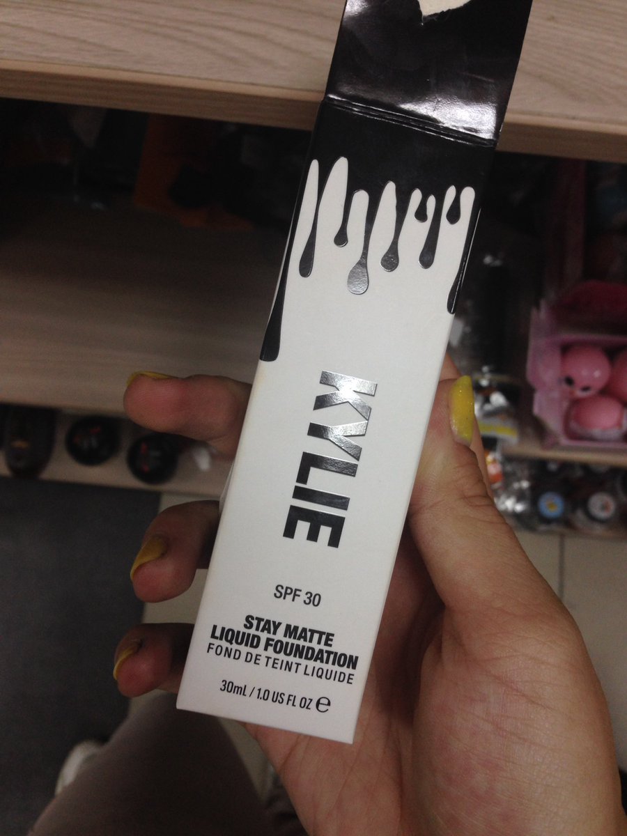 algoldes's tweet image. Нашла тонак @KylieJenner , когда она его ещё не выпустила 😂 #RT