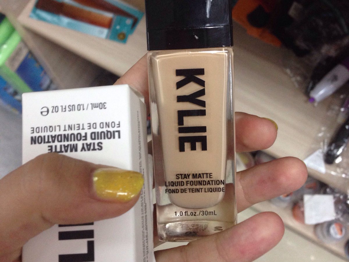 algoldes's tweet image. Нашла тонак @KylieJenner , когда она его ещё не выпустила 😂 #RT