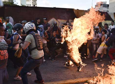 embavenitalia's tweet photo. #Venezuela : #affrontando un colpo di #stato non così tanto #morbido
https://t.co/THU7karl1Y https://t.co/gwAOy2S011