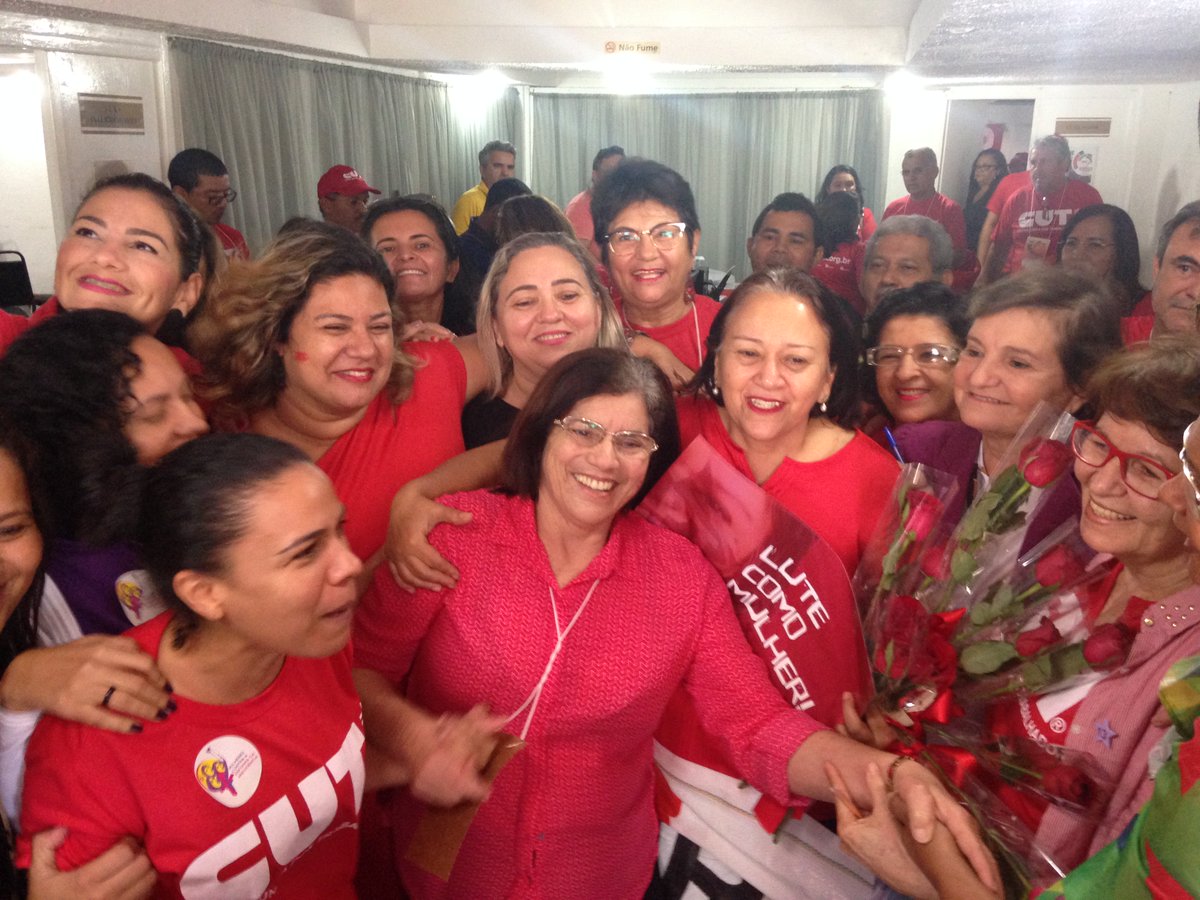 fatimabezerra's tweet photo. (A) Senadora recebe homenagem de mulheres no Congresso da #CutRN. "Mulher de luta, nos representa". Muita emoção, meninas! Gratidão ❤️❤️ https://t.co/OUeV7Veofq