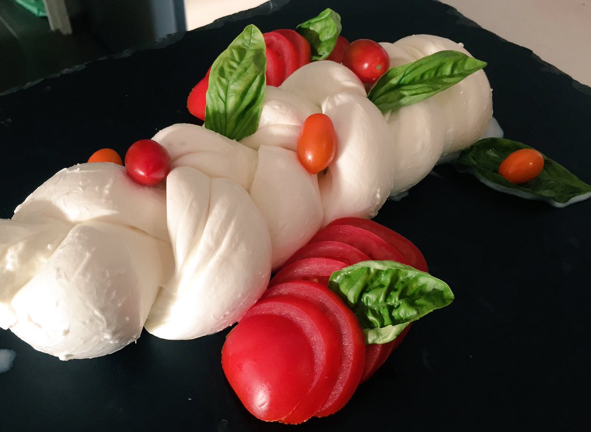 boitedufromager's tweet image. Ce week-end le beau temps revient... profitez-en pour déguster une bonne Mozzarella di Bufala!! 😋🧀 #ilovecheese #mozzarella