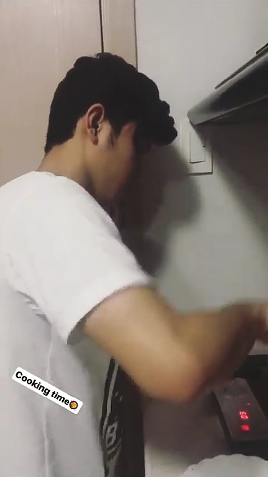 Corsten_'s tweet photo. I find it so hot when a guy is cooking 💕 @iamyongm_ https://t.co/w9UrTaThtR