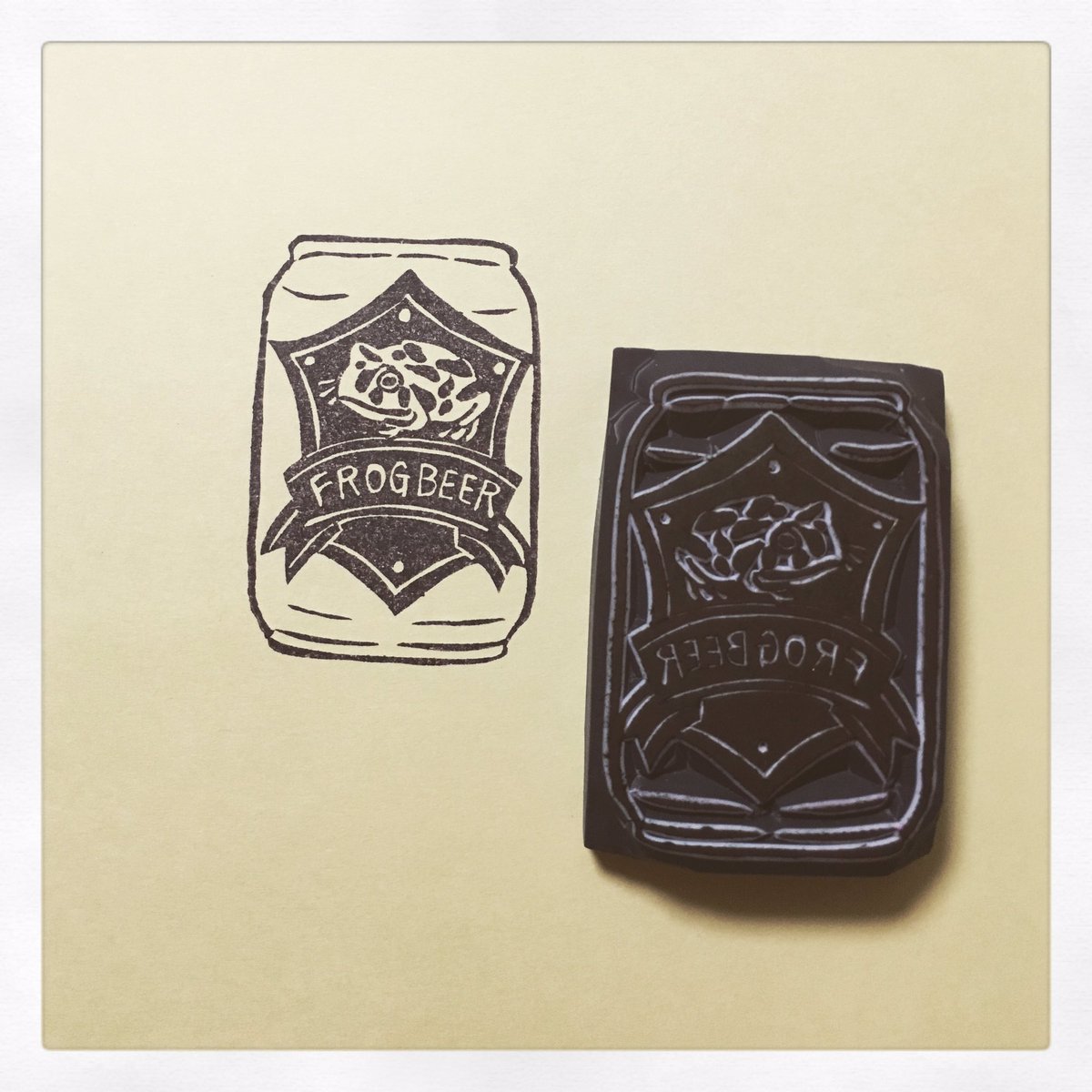 yuura0526's tweet photo. 蒸し暑い夜は、カエルの鳴き声を肴にキンキンのビールが飲みたくなります。
#FROGBEER #消しゴムはんこ https://t.co/r2Ie79ZQPp