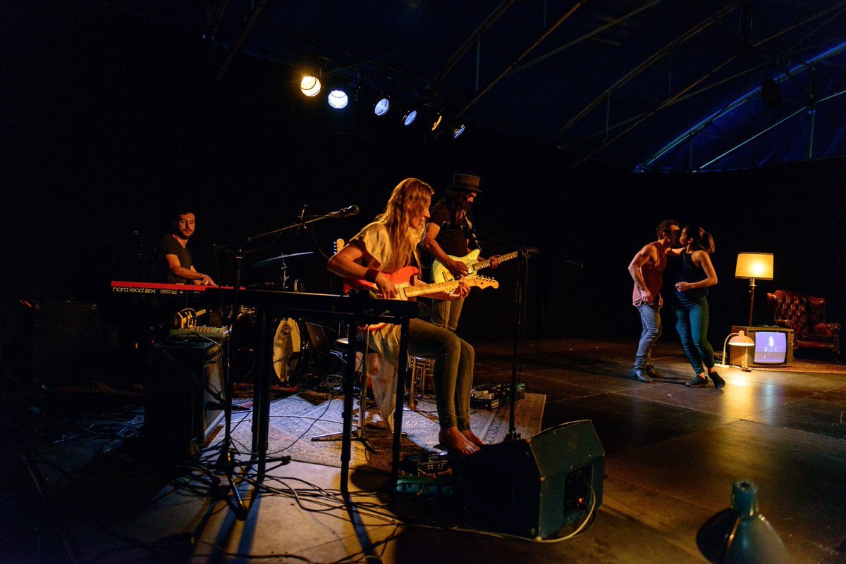 ConnyJanssen's tweet image. Deze week #CLARITY @deparade #DenHaag
Een theatraal concert rondom  muzikanten @iETMUSIC en @Mokosound en choreograaf @davidebellotta