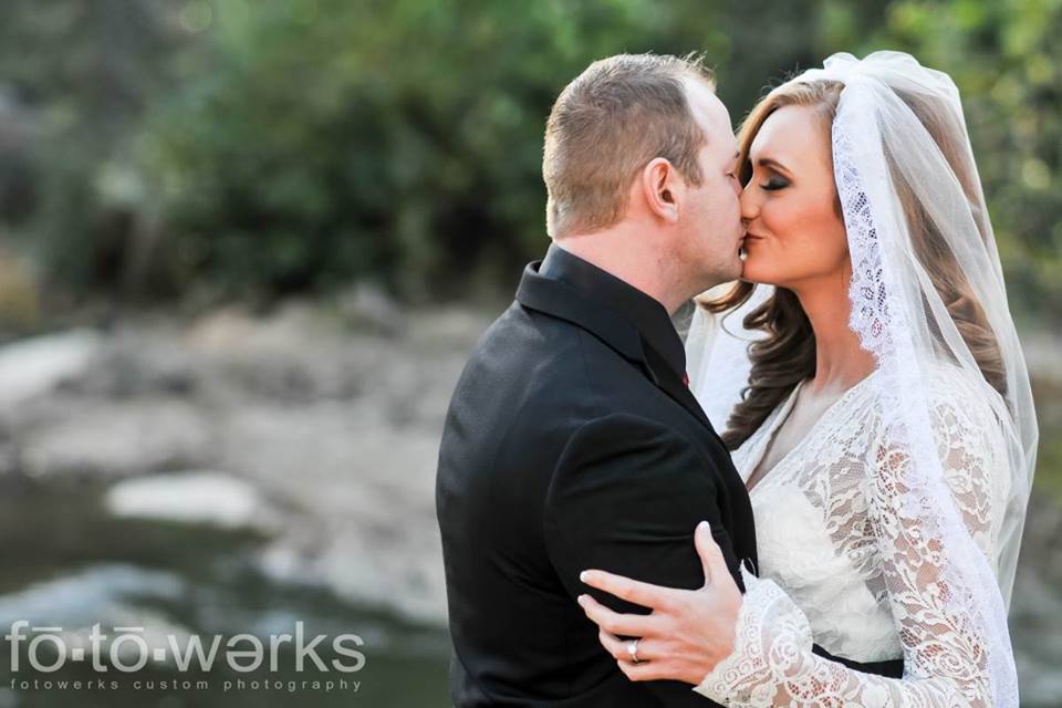 YLCMAL's tweet photo. Fotowerks Custom Photography captured another special kiss! Thank you for sharing this moment with us.
#alabamaweddingvenue https://t.co/BFFeFtmyYi