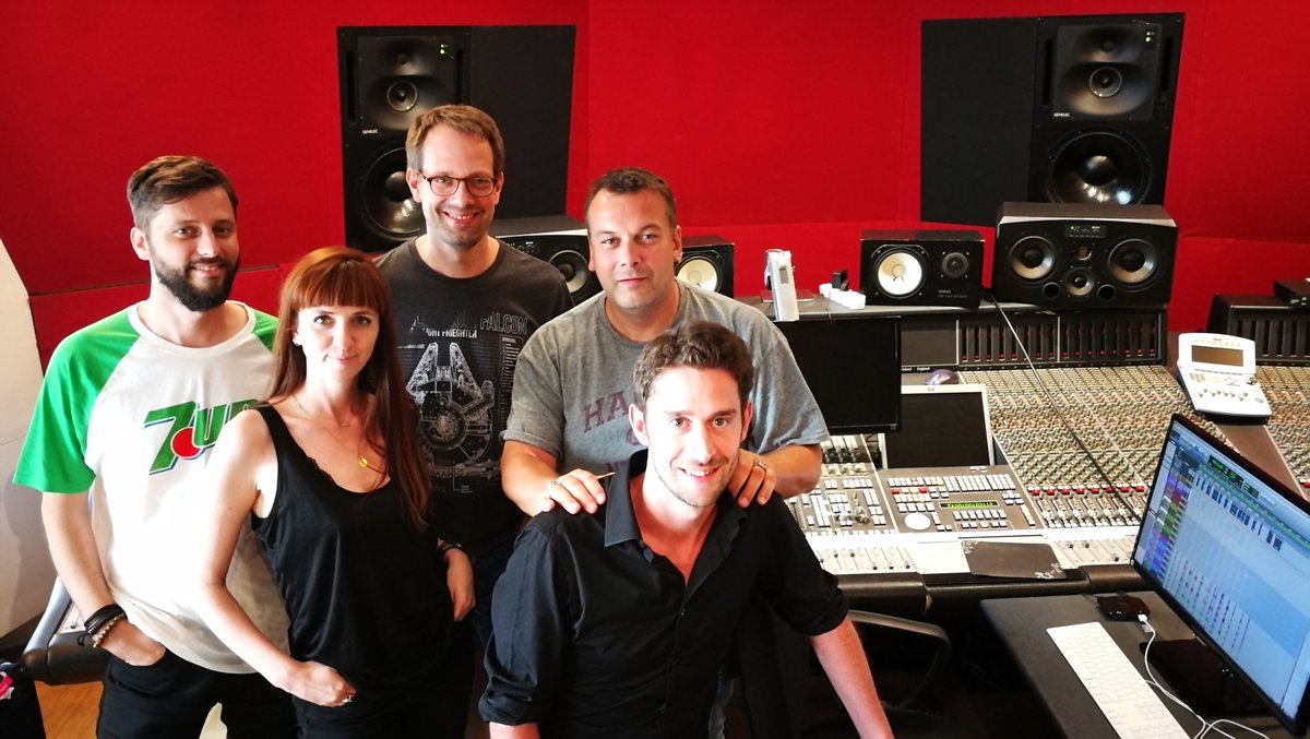 reelworldeurope's tweet photo. Finishing off our second day of vocal tracking in Paris. Happy days! And someone's got a new camera phone π #radio #jingles #ReelFAM https://t.co/Db20fLz4ag