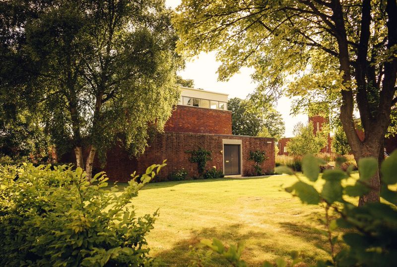 TMSalesLettings's tweet photo. Looking for something special? This is a unique, light and airy Art Deco style 1940s house in #Caversfield #Bicester https://t.co/Jc3Kqz306s https://t.co/rsaoT1TeTY