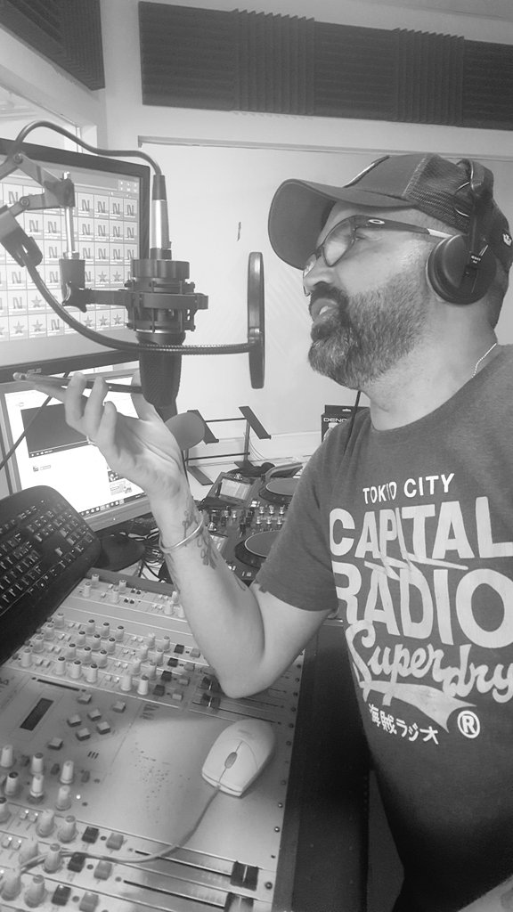 Aquí está <a href="/neilsole/">Dj Neil®</a> resolviendo dudas depilatorias.

Con <a href="/LocoBravoDj/">Loco Bravo</a> 
Muy muy grande.