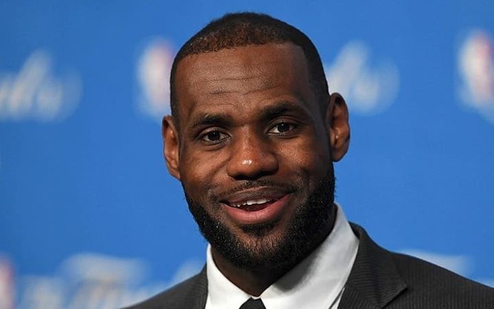InstaSportIT's tweet photo. #LeBron James sempre più ricco con le pizze⠀
⠀
La Blaze Pizza, una catena di pizzerie fast-food di cui LBJ detiene… https://t.co/lZpHPY1TqL https://t.co/GEM0B89Msb
