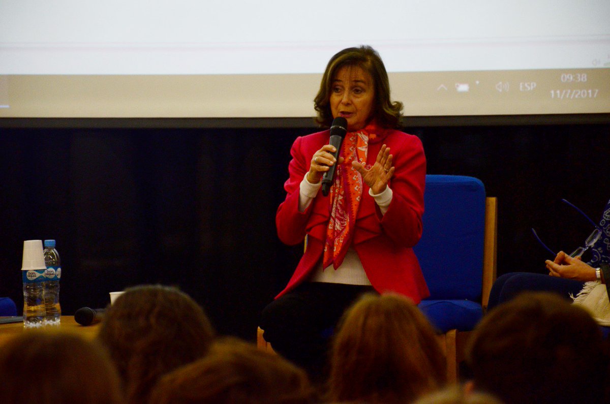ORTArgentina's tweet photo. Ana Weinstein relató su 18 de julio de 1994 a alumnos, que en silencio y conmovidos presenciaron la charla. https://t.co/QdHhVqlLGU https://t.co/r38586jGTf