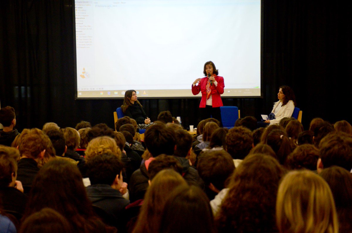 ORTArgentina's tweet photo. Ana Weinstein relató su 18 de julio de 1994 a alumnos, que en silencio y conmovidos presenciaron la charla. https://t.co/QdHhVqlLGU https://t.co/r38586jGTf