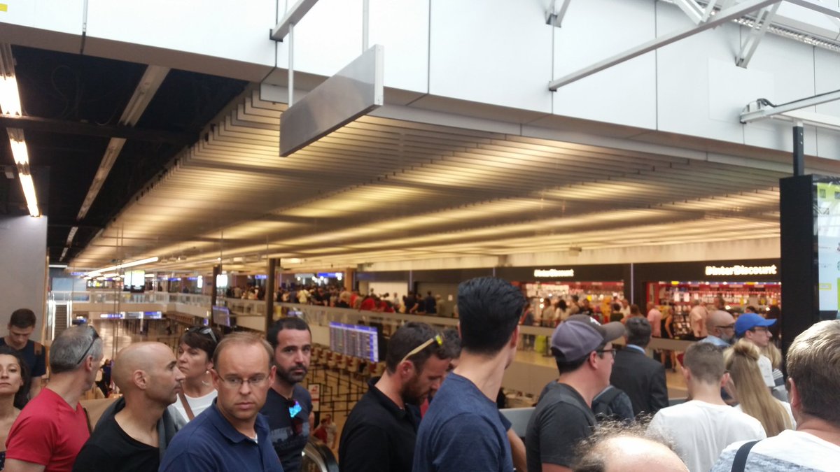 FlorentSeries's tweet photo. Major delay at geneva airport#gva airport https://t.co/d3V9KuLory