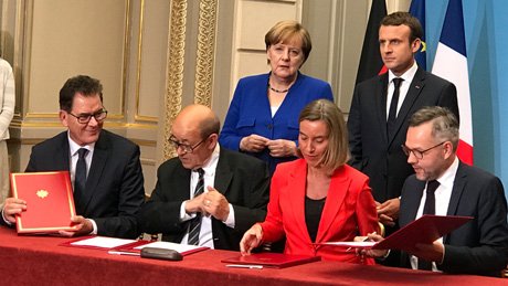 Bundesentwicklungsminister Gerd Müller bei der Unterzeichnung der "Allianz für den Sahel" beim Deutsch-Französischen Ministerrat in Paris