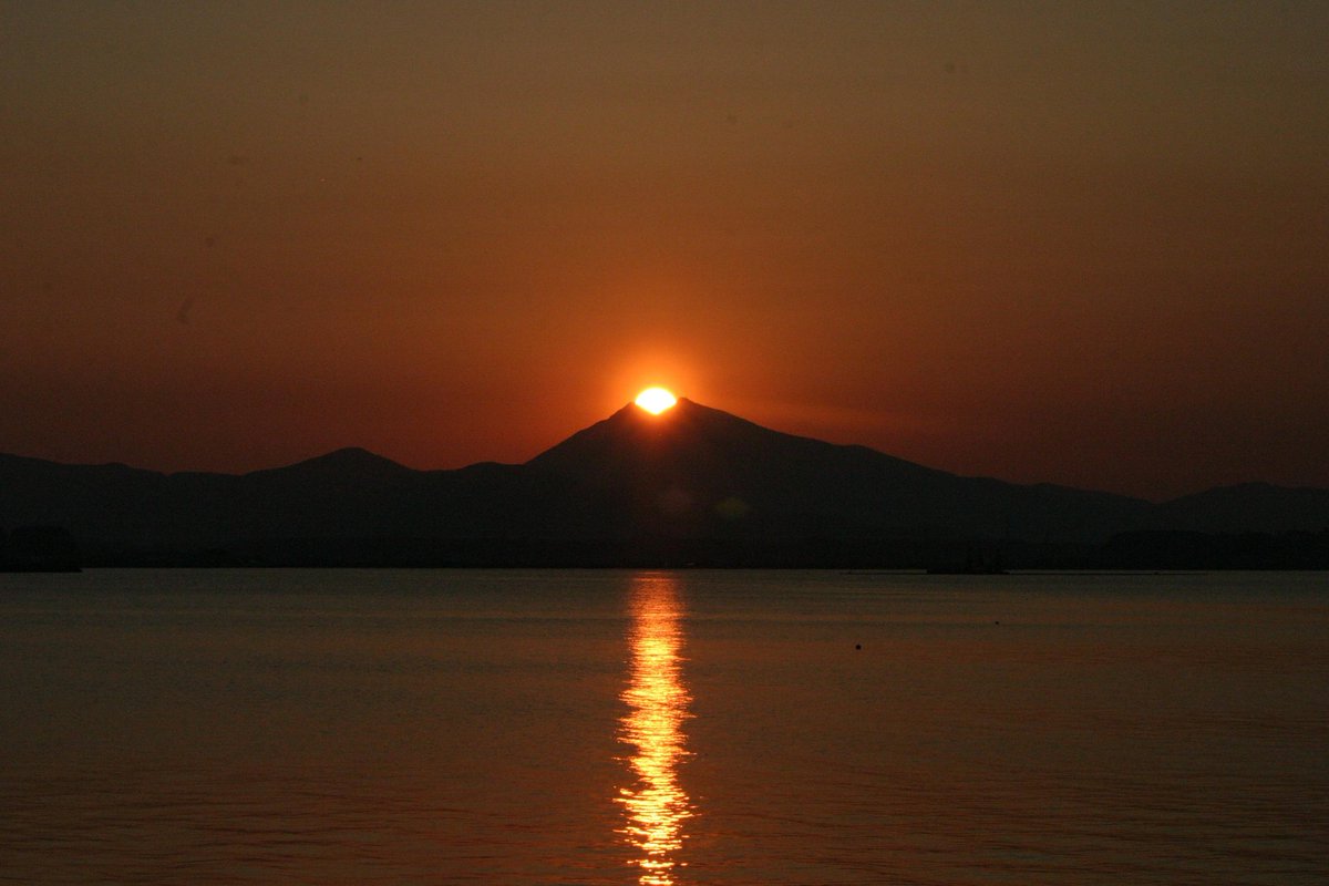 茨城県 Auf Twitter 筑波山に夕日が落ちる美しくも神秘的な光景 ダイヤモンド筑波 を撮影したフォトコンテストを開催中 小美玉市内の霞ヶ浦湖畔から年に2回 5月中旬と7月下旬に見ることができます 今年は7 22 8 1頃 応募締切 9 11 月 T Co