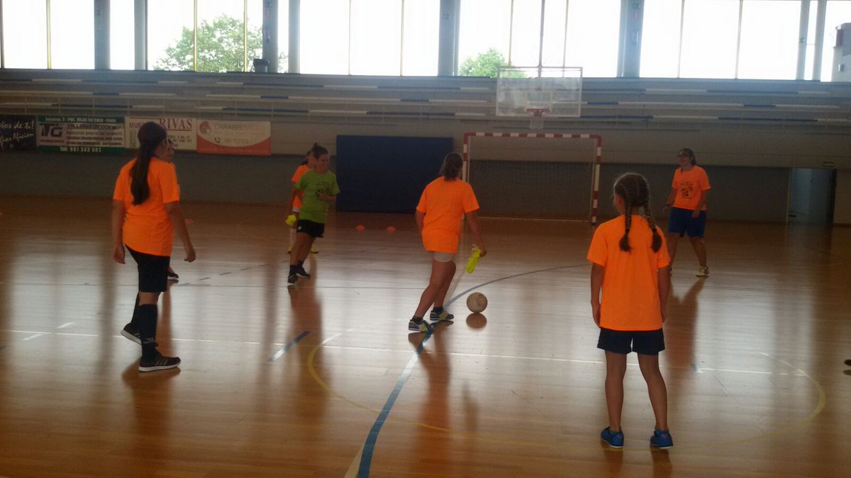 campusmavi's tweet photo. ¡Qué ilusión les ha hecho estar en la pista con @VeroBoquete! Y a nosotras... #Fene #futsal https://t.co/mDdUI8vhWd
