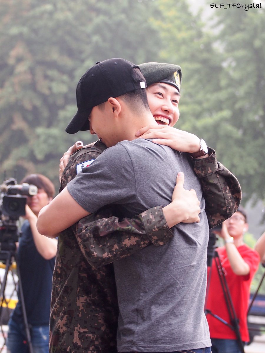 13elieveSG's tweet photo. [HD PIC] 170712 Eunhyuk's Military Discharge - Hyuk hugging his precious brothers~ So beautiful! ^^ [4P] (Cr:@TFCrystal20) https://t.co/eLWVY4Dv3o