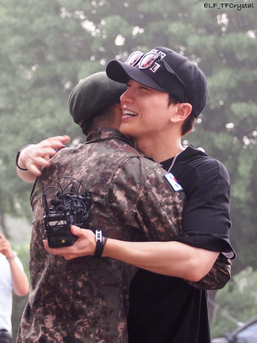 13elieveSG's tweet photo. [HD PIC] 170712 Eunhyuk's Military Discharge - Hyuk hugging his precious brothers~ So beautiful! ^^ [4P] (Cr:@TFCrystal20) https://t.co/eLWVY4Dv3o