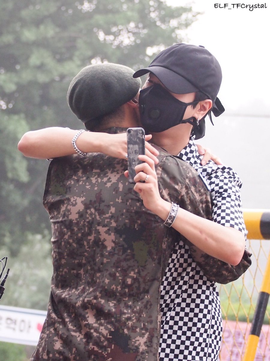 13elieveSG's tweet photo. [HD PIC] 170712 Eunhyuk's Military Discharge - Hyuk hugging his precious brothers~ So beautiful! ^^ [4P] (Cr:@TFCrystal20) https://t.co/eLWVY4Dv3o