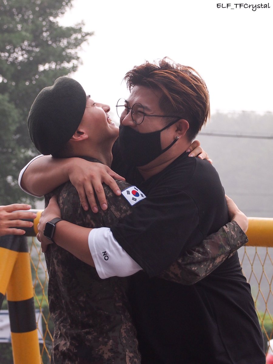 13elieveSG's tweet photo. [HD PIC] 170712 Eunhyuk's Military Discharge - Hyuk hugging his precious brothers~ So beautiful! ^^ [4P] (Cr:@TFCrystal20) https://t.co/eLWVY4Dv3o