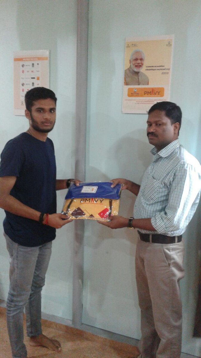 Premiershield77's tweet photo. Trainee Induction Kit distribution at PMKVY 2.0 @santhi_systems  #Skill4NewIndia, #PMKVY @NSDCINDIA, @RajivPratapRudy #pmoindia https://t.co/aFgtVVsqJN