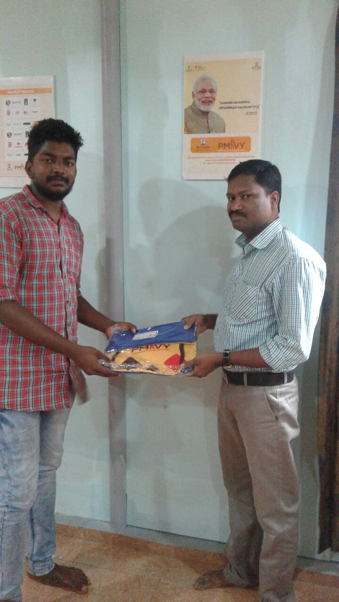 Premiershield77's tweet photo. Trainee Induction Kit distribution at PMKVY 2.0 @santhi_systems  #Skill4NewIndia, #PMKVY @NSDCINDIA, @RajivPratapRudy #pmoindia https://t.co/aFgtVVsqJN