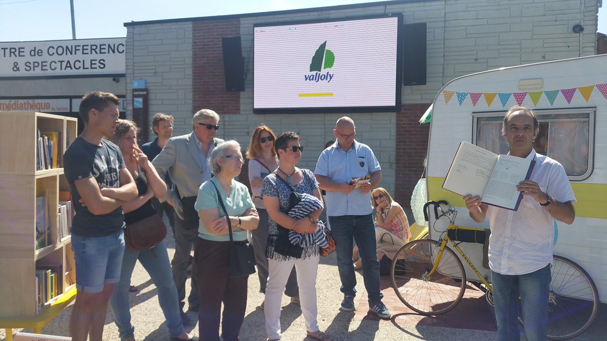 camille_goua's tweet photo. Inauguration ensoleillée de #BibEstiv ce matin au @ParcValJoly, avec la caravane #Ornicar et les auteurs de la villa Yourcenar #openbib https://t.co/rrO5NxFQiI