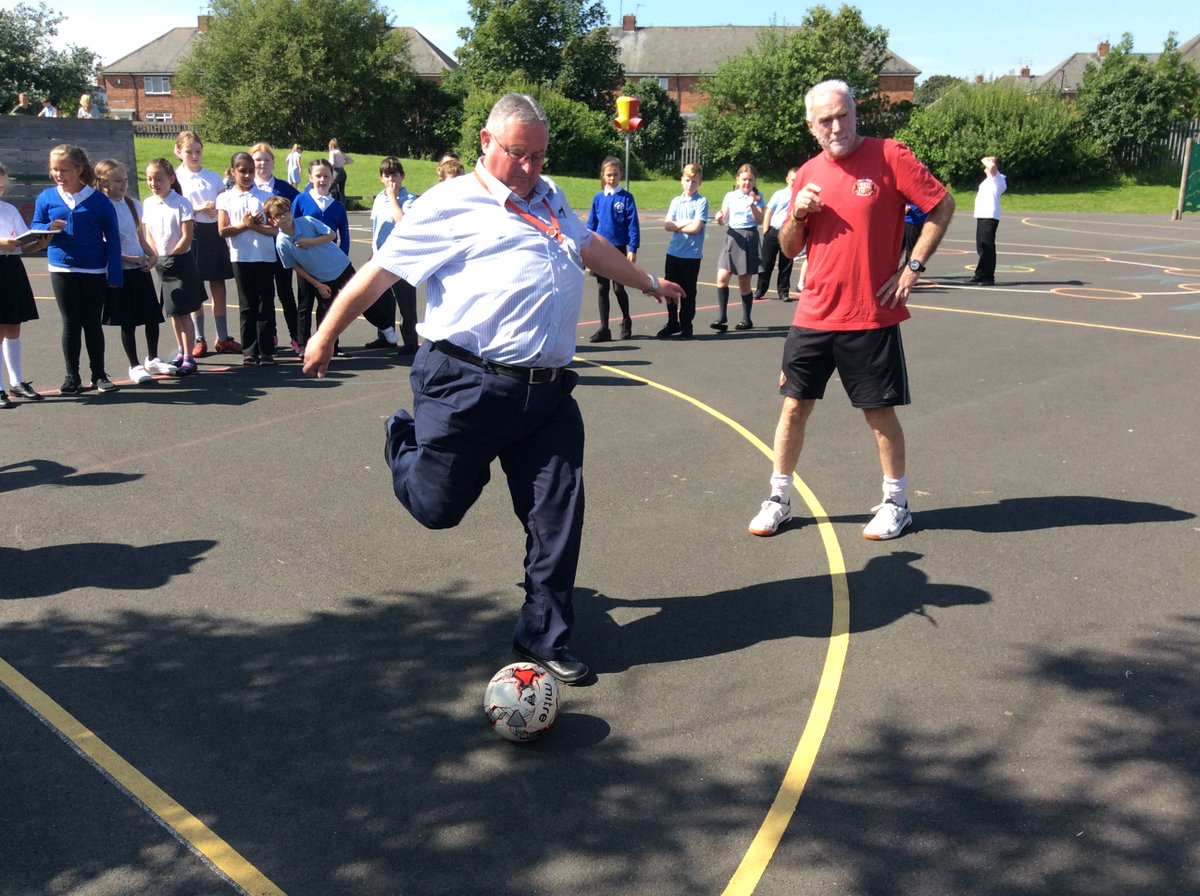 SAFCFoL's tweet photo. Some HOT SHOTS 🔥from @Grangetown_PS pupils on our #SpeedCage this morning! #SummerFayre https://t.co/BJXeAZSyVH